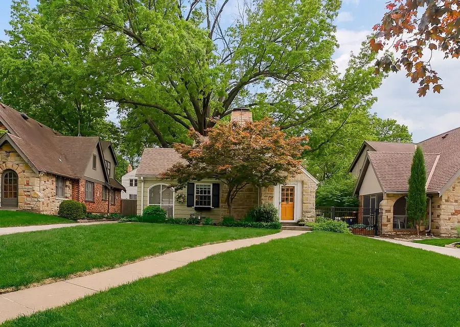 215 E 73rd Street, Kansas City, MO 64114 - #2