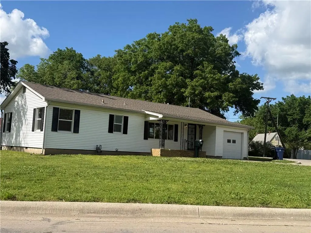 902 W 1st Street, Coffeyville, KS 67337 - #1