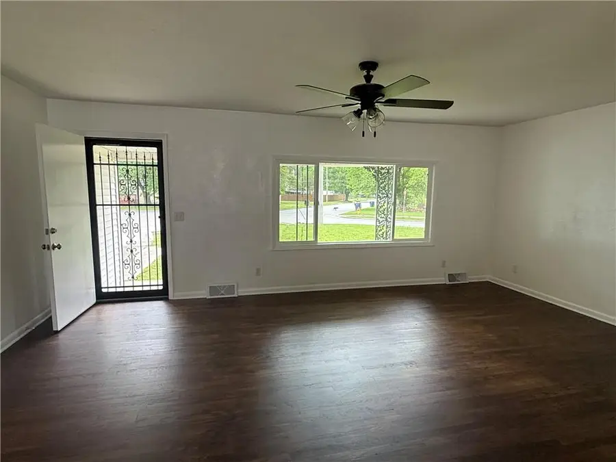 902 W 1st Street, Coffeyville, KS 67337 - #2