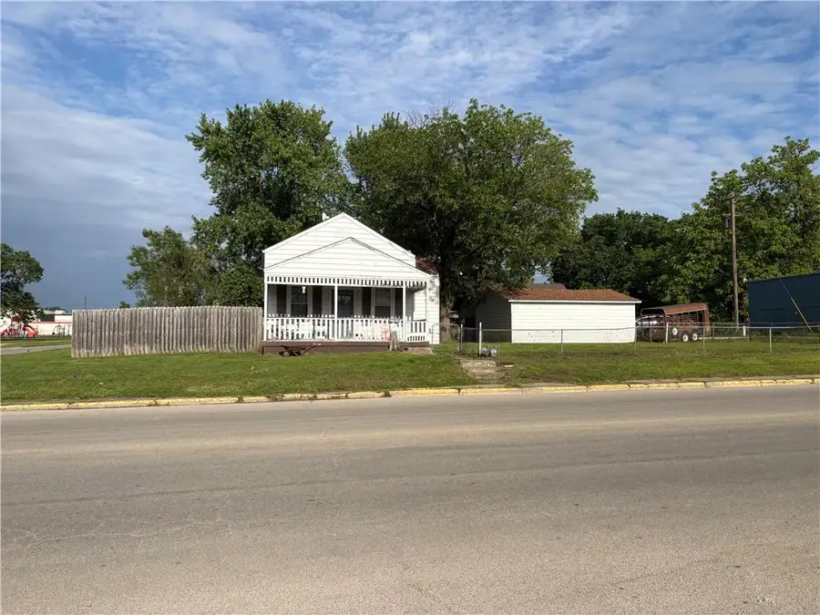217 N 9th Street, Humboldt, KS 66748 - #2