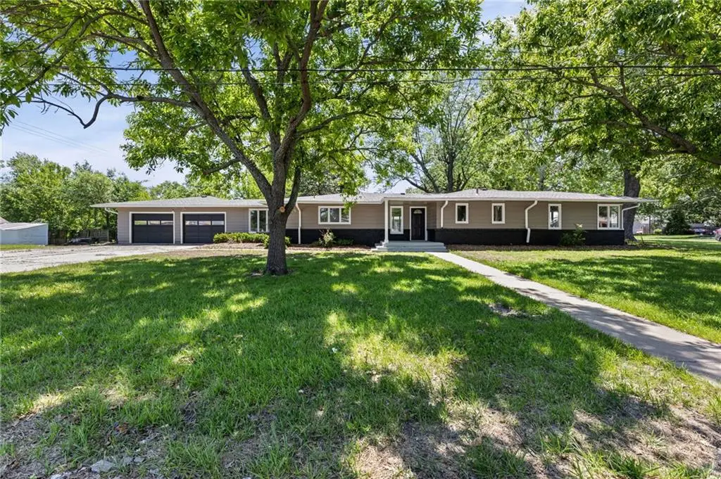 204 E 14th Street, Ottawa, KS 66067 - #1