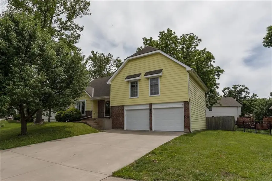 7302 Earnshaw Street, Shawnee, KS 66216 - #3