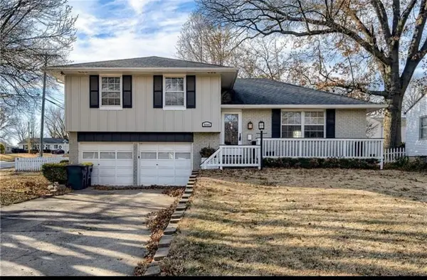 8844 Summit Street, Kansas City, MO 64082