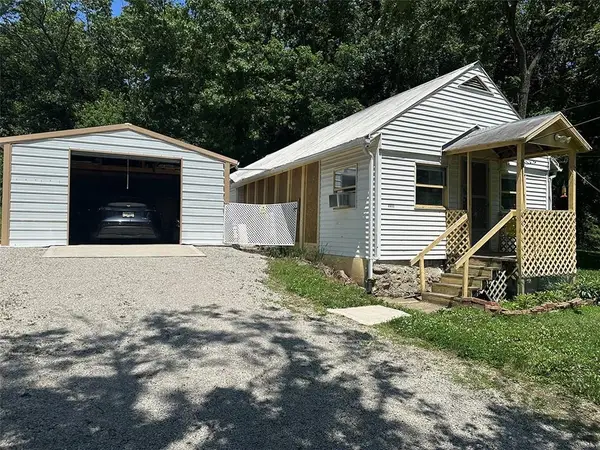 2332 Park Lane, Oak Grove, MO 64075