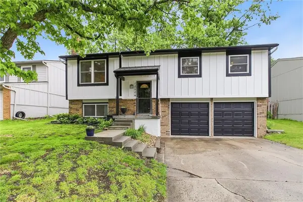 12504 S Summertree Lane, Olathe, KS 66062