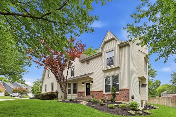 13748 S Blackfoot Drive, Olathe, KS 66062