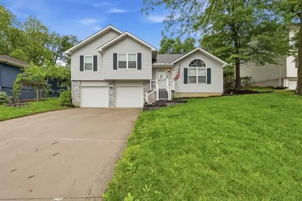 307 SW 13th Street, Oak Grove, MO 64075