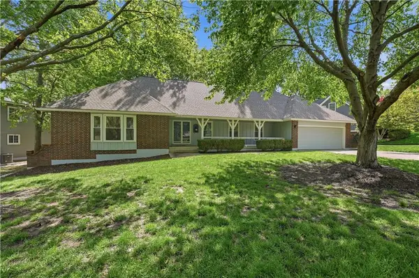 600 NE Golfview Drive, Blue Springs, MO 64014
