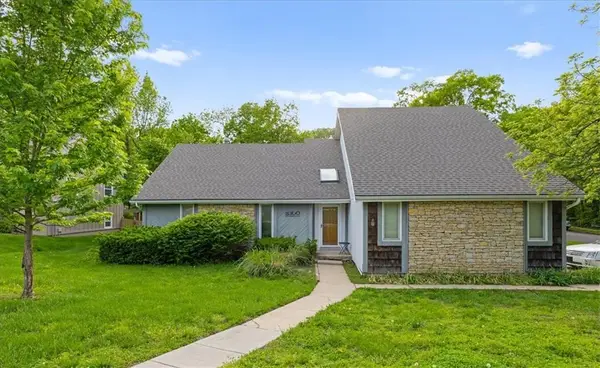 8300 Grant Avenue, Overland Park, KS 66212
