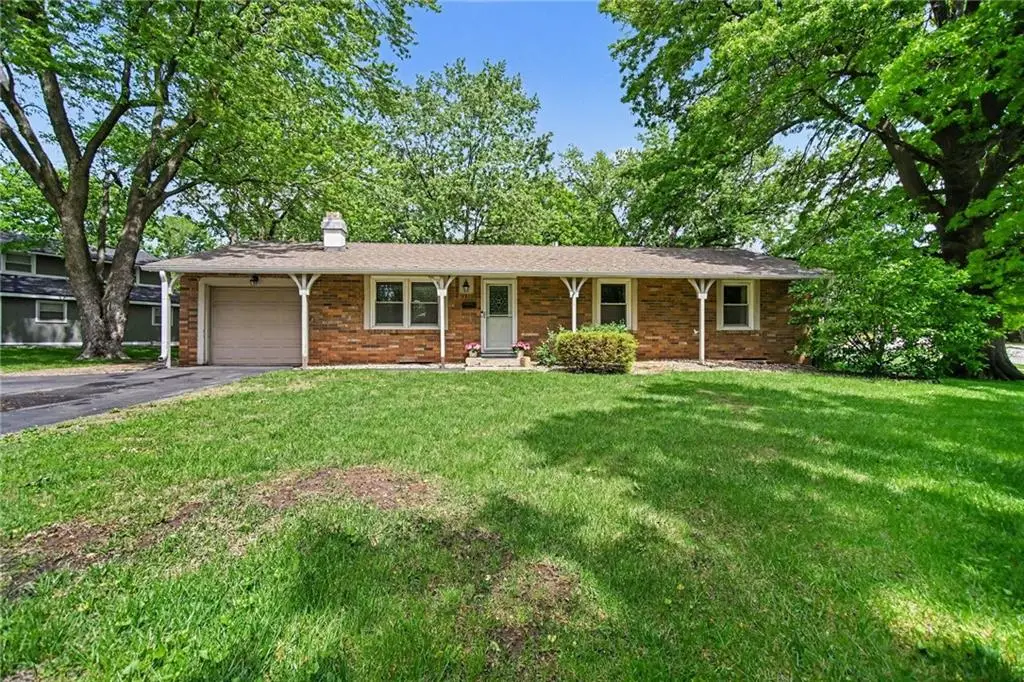 7025 Halsey Drive, Shawnee, KS 66216 - #1