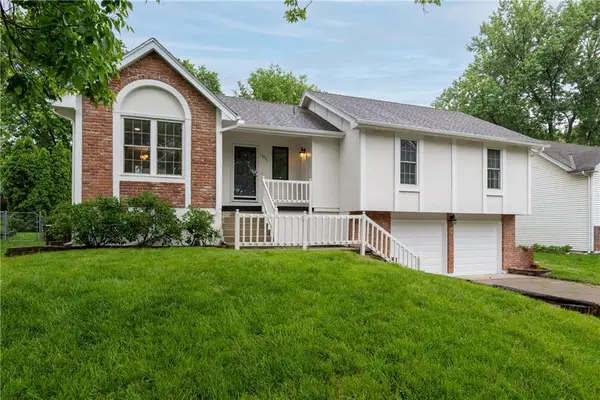 13921 S Summertree Lane, Olathe, KS 66062