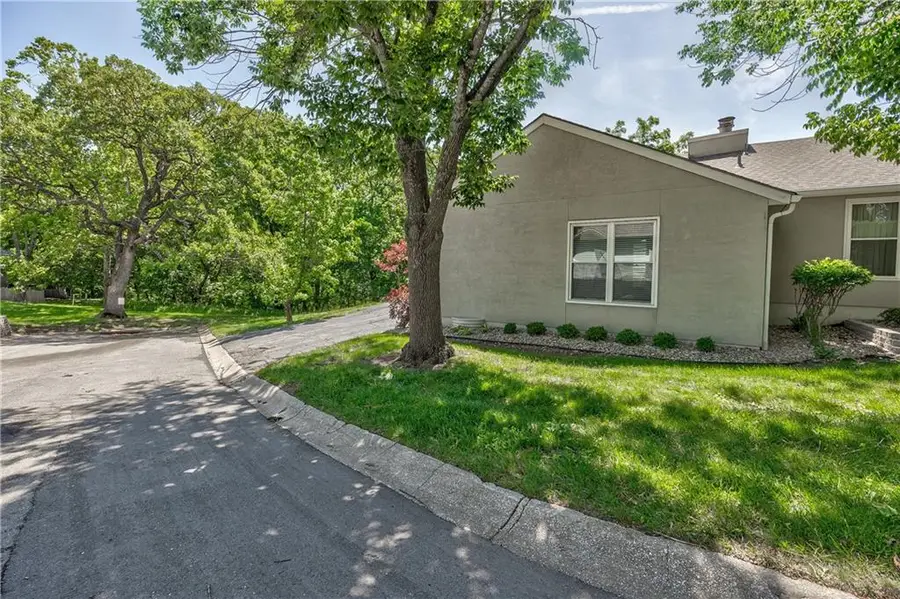 10781 Oakmont Street, Overland Park, KS 66210 - #2