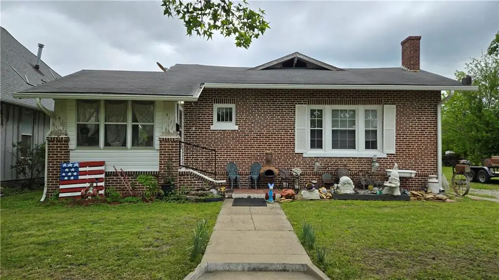 411 W 2nd Street, Coffeyville, KS 67337 - #1
