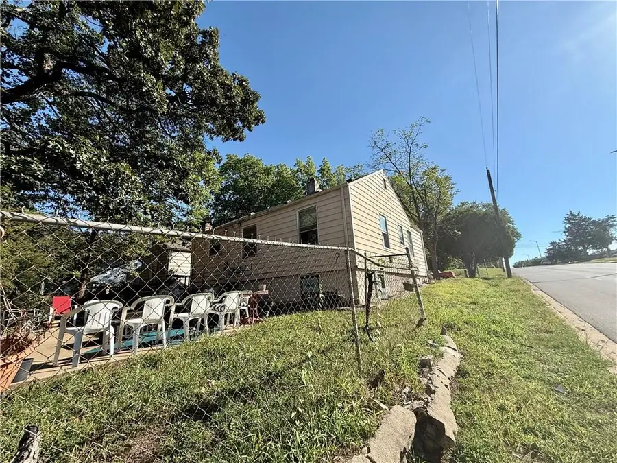 7444 Park Avenue, Kansas City, MO 64132 - #2