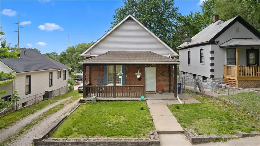 1211 Sumner Avenue, Kansas City, KS 66102 - #2