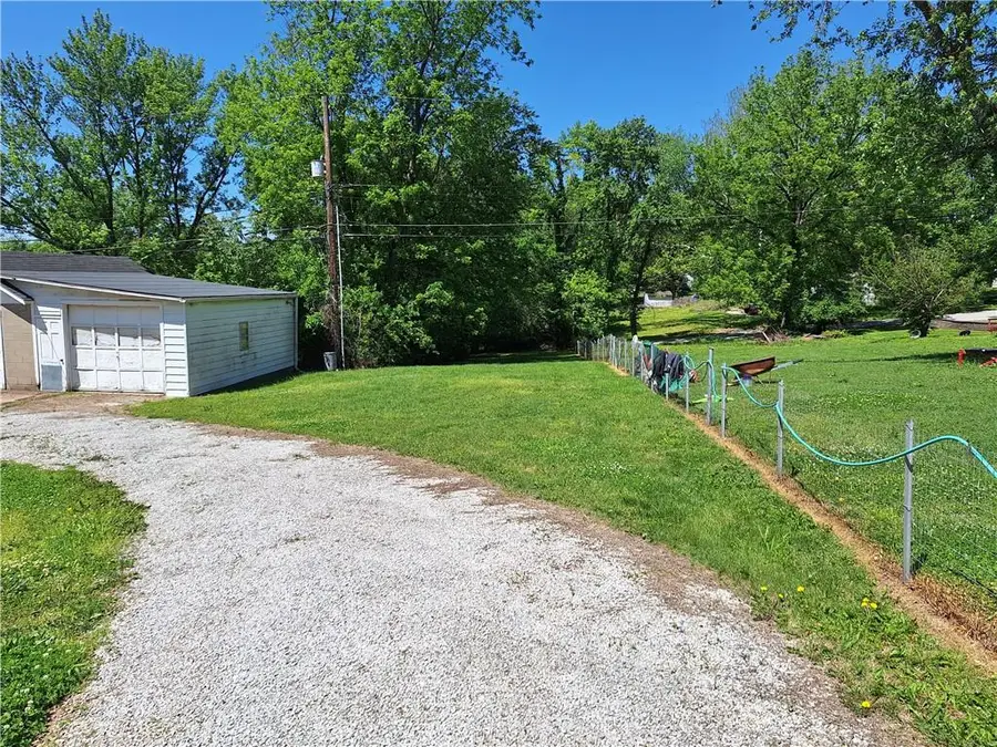 210 N Glenwood Avenue, Sugar Creek, MO 64053 - #2