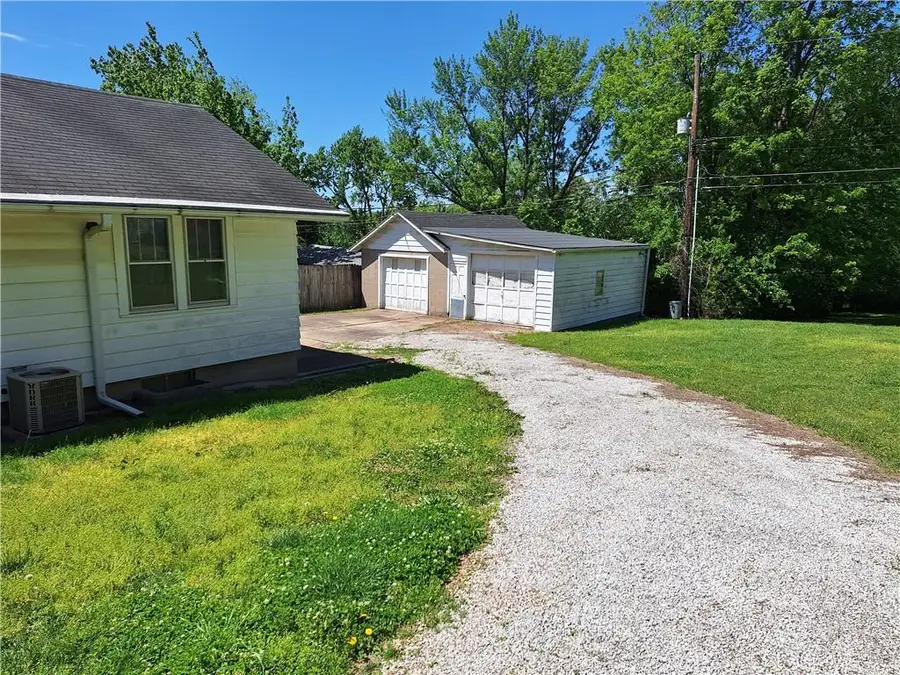 210 N Glenwood Avenue, Sugar Creek, MO 64053 - #3