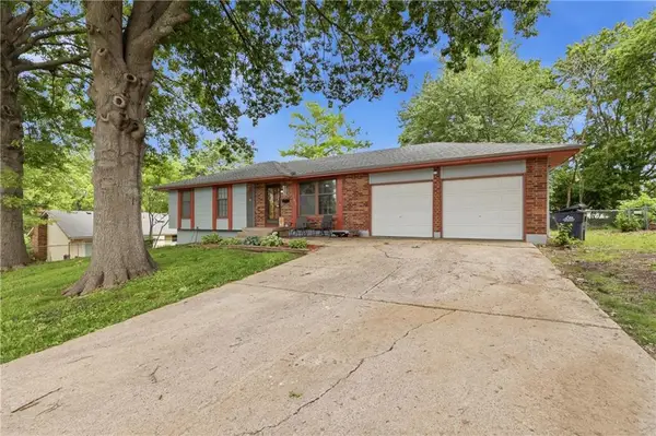 122 E Walnut Street, Blue Springs, MO 64014