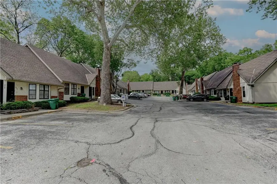 9730 Locust Street, Kansas City, MO 64131 - #2