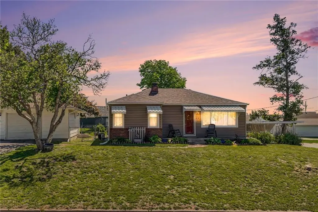 401 Maple Avenue, Smithville, MO 64089 - #1