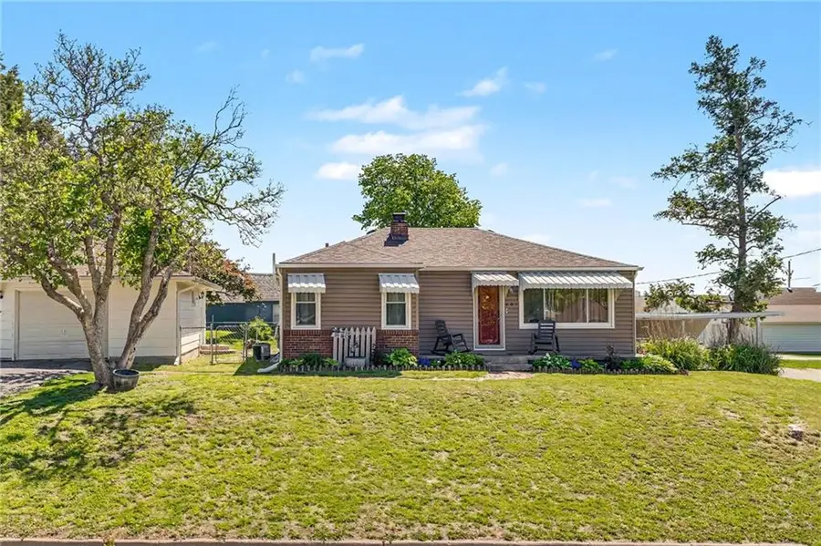 401 Maple Avenue, Smithville, MO 64089 - #2