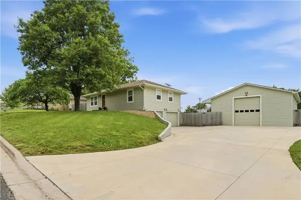8630 Hilltop Road, De Soto, KS 66018