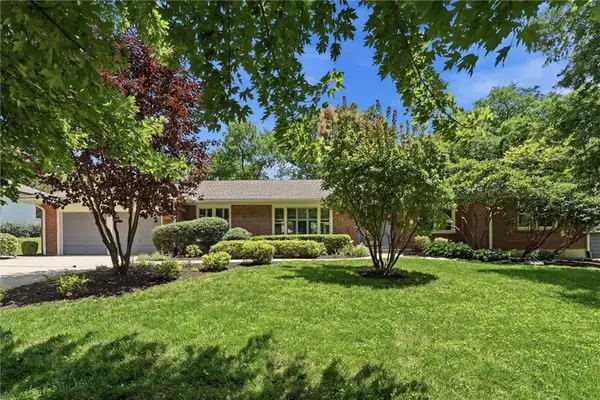 9821 Pembroke Lane, Leawood, KS 66206