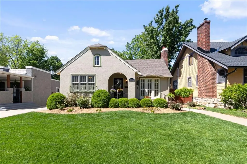 302 E 66th Terrace, Kansas City, MO 64113 - #1