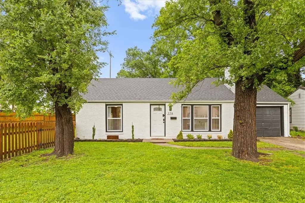 228 W Pocahontas Lane, Kansas City, MO 64114 - #1
