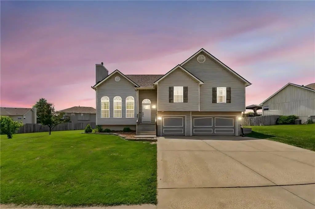 8712 N Robinhood Avenue, Kansas City, MO 64154 - #1