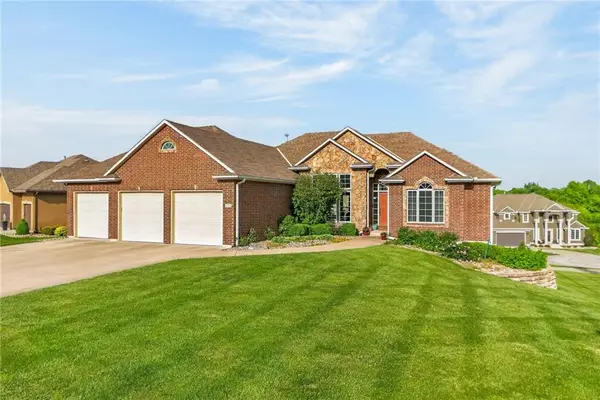 125 SW Gray Circle, Lee's Summit, MO 64081