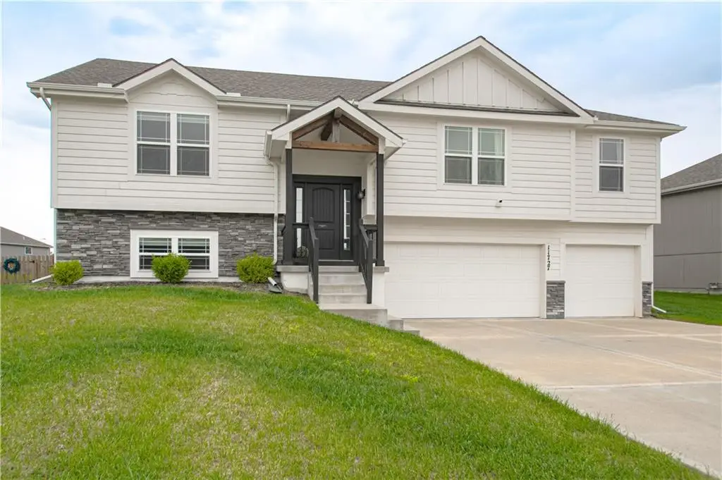 11727 N Laurel Avenue, Kansas City, MO 64157 - #1