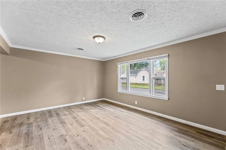 902 E Broadway Street, Iola, KS 66749 - #3