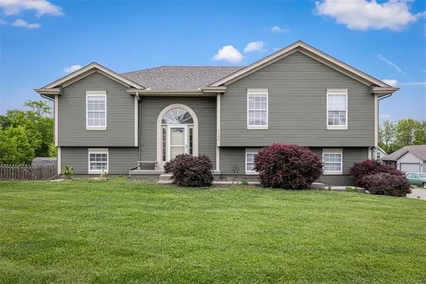 1102 E 18th Street, Kearney, MO 64060