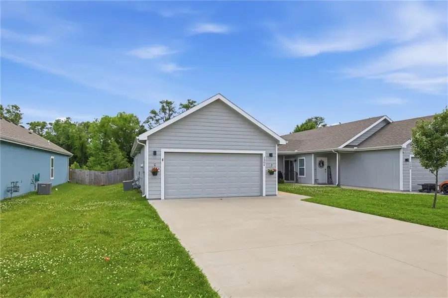 1304 E Joles Drive, Tonganoxie, KS 66086 - #3