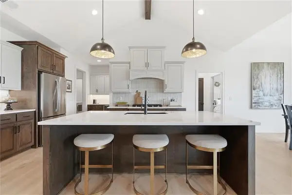 4205 NE Chapel Manor Drive, Lee's Summit, MO 64064