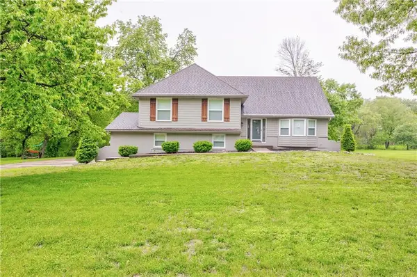 16402 Riggs Road, Stilwell, KS 66085