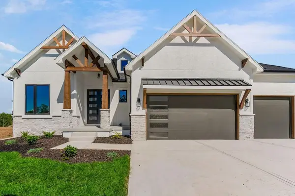 801 SE Cody Court, Blue Springs, MO 64014