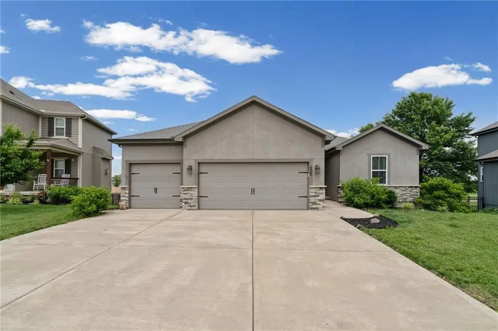 605 SE Colonial Drive, Blue Springs, MO 64014 - #1