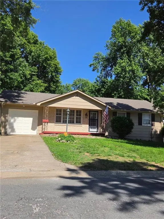 207 SW Pinnell Drive, Lee's Summit, MO 64081