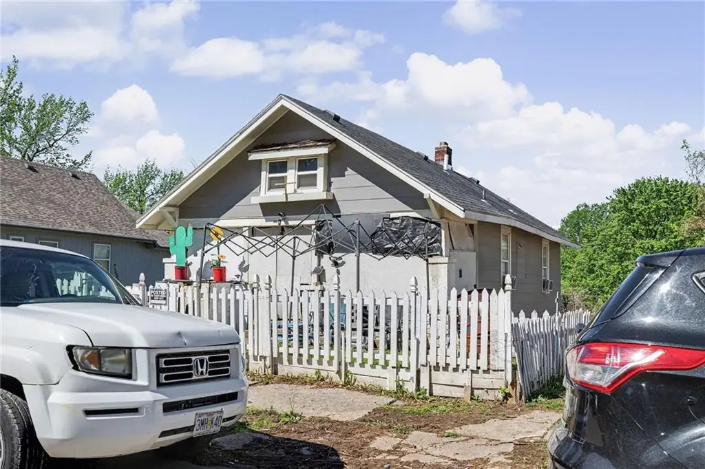324 Bellaire Avenue, Kansas City, MO 64123 - #1