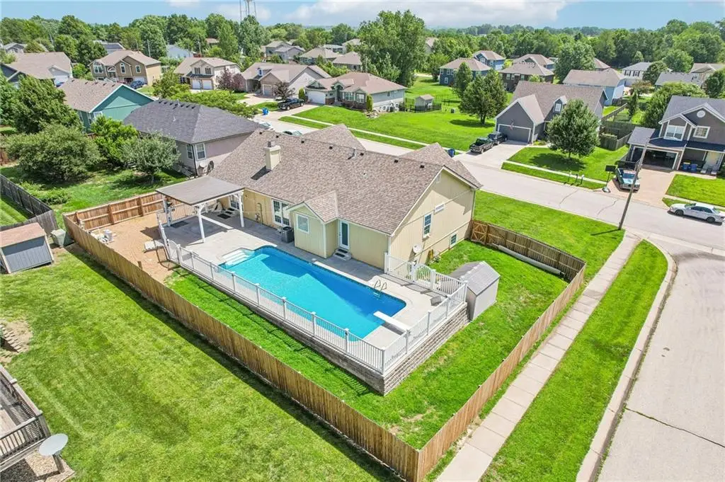 1322 S Greenwood Drive, Tonganoxie, KS 66086 - #1