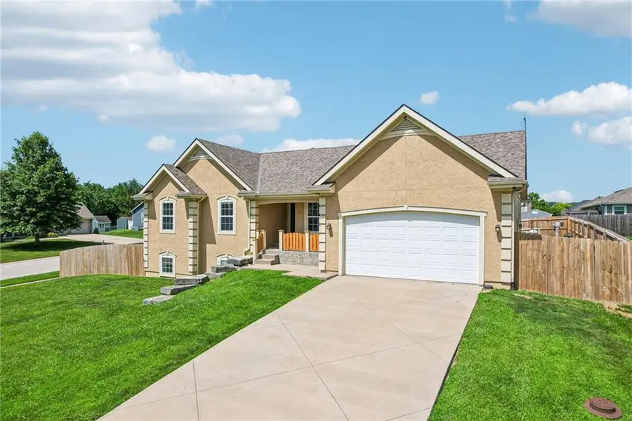 1322 S Greenwood Drive, Tonganoxie, KS 66086 - #2