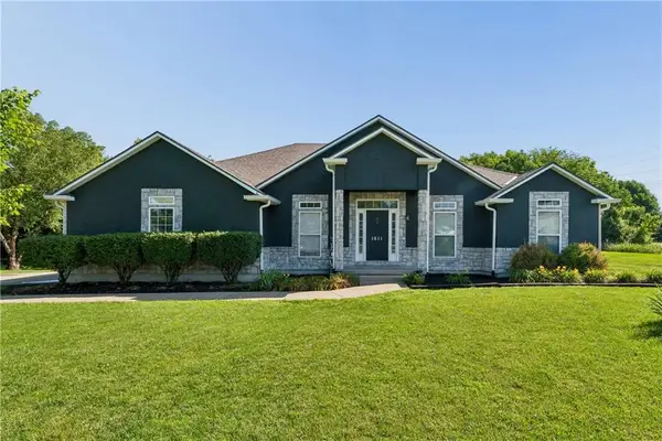 1611 Deer Run Road, Oak Grove, MO 64075