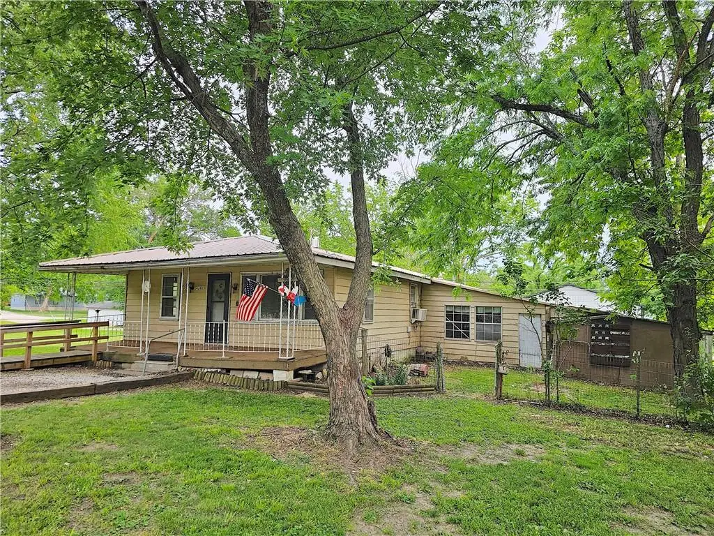 428 E 5th Avenue, Garnett, KS 66032 - #1