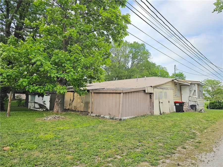 428 E 5th Avenue, Garnett, KS 66032 - #3