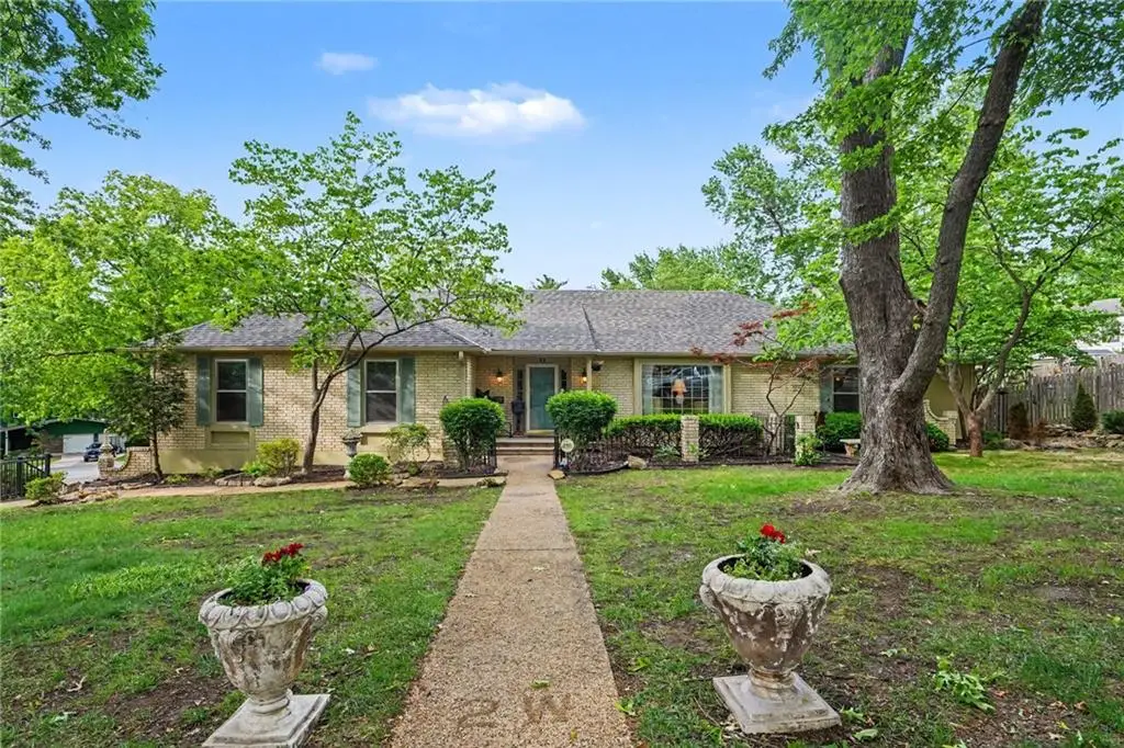 2 W Bridlespur Terrace, Kansas City, MO 64114 - #1