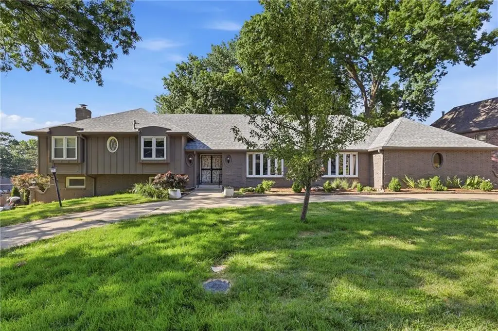 1110 W 113th Street, Kansas City, MO 64114 - #1
