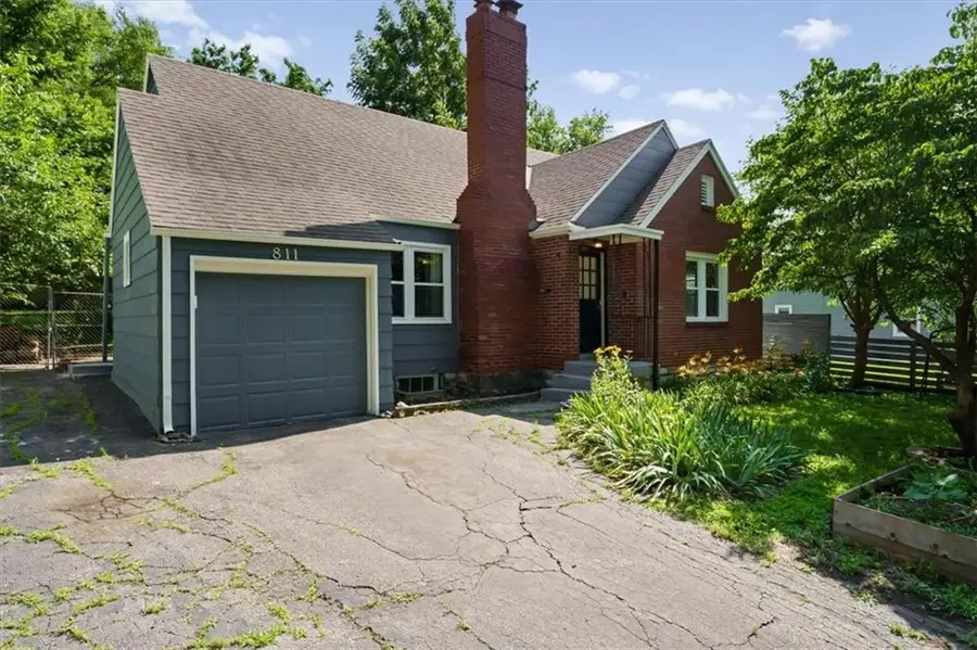 811 E 72nd Street, Kansas City, MO 64131 - #2