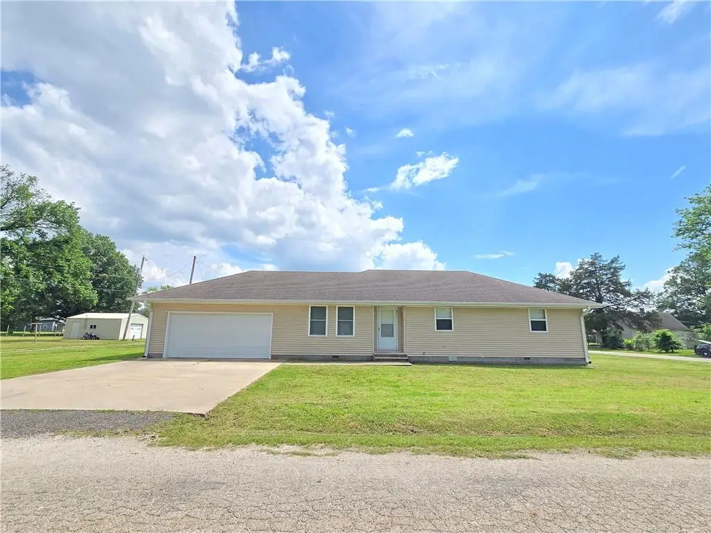 817 W Park Street, Cherryvale, KS 67335 - #1